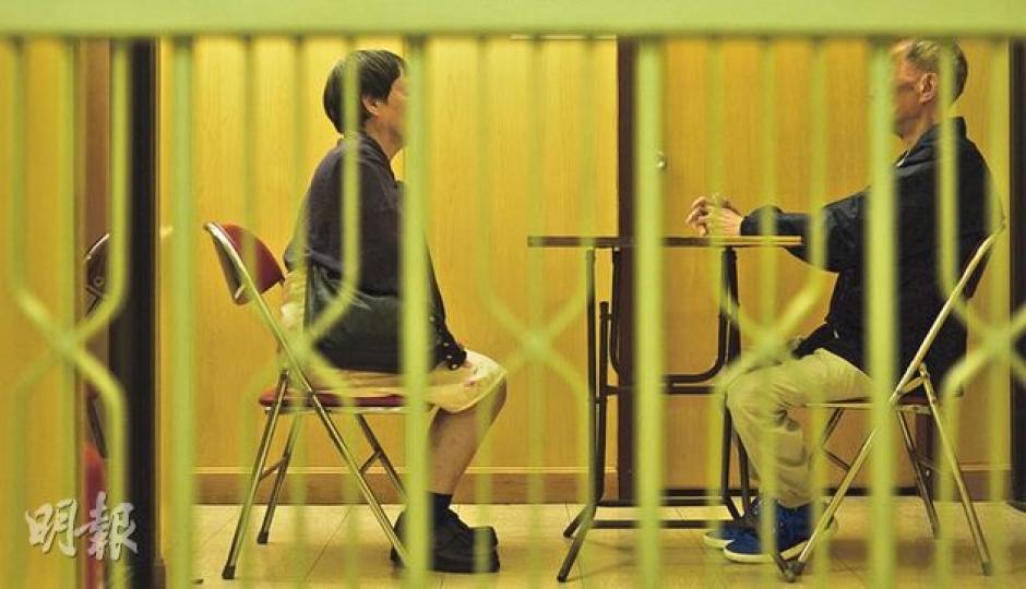 因照顧家庭及湊孫問題被兒子虐待的陳婆婆（左），終因被兒子揮刀相向而求助。右為遭女兒虐待至不敢返家的王伯（化名）。社工指社會對虐長意識不足。（余俊亮攝）