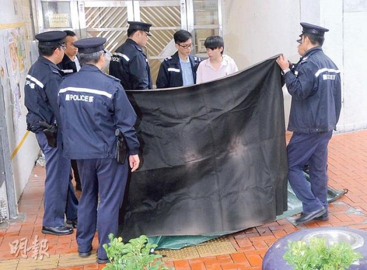 21歲的「獅隊大師兄」染上毒癮後性情大變，昨與兄長吵架後跳樓身亡。警方在現場拉起黑布，讓死者兄長（白衫者）在場認屍。（蔡方山攝）青年索K被撞破後跳樓亡，家人及朋友昨午帶同香燭及祭品返回現場拜祭。（林智傑攝）