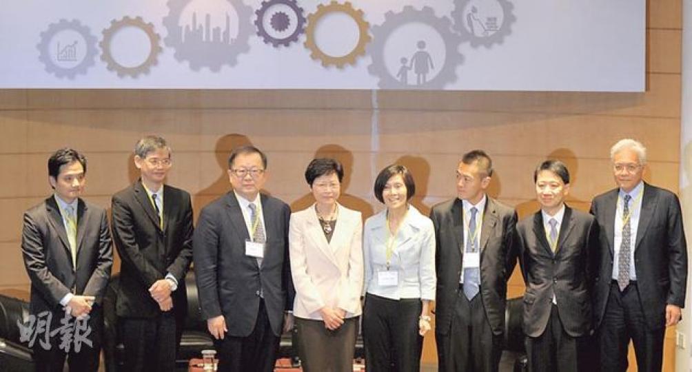 政務司長林鄭月娥（左四）為論壇致開幕辭，其中一場討論由智經副主席劉鳴煒（右三）主持，座上客有社聯行政總裁方敏生（右四）、關愛基金執行委員會主席羅致光（左二）等。（葉家豪攝）