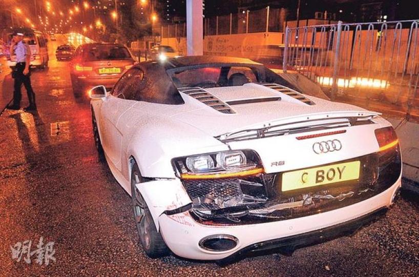 價值逾240萬元的自訂車牌超級跑車，車尾被貨車撞毁。（蔡方山攝）身穿短褲、拖鞋的跑車司機事後向警員講述意外經過。（蔡方山攝）