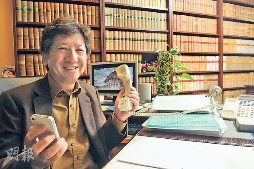 公民黨議員湯家驊指出,每次用手機通話都會有極大回音,又經常收到不明來歷電郵,遂已習慣不在電郵或電話討論重要事項,但承認智能電話早成生活一部分,完全不使用似「無著衫一樣」,沒打算為此換手機。(劉焌陶攝) 公民黨議員湯家驊指出,每次用手機通話都會有極大回音,又經常收到不明來歷電郵,遂已習慣不在電郵或電話討論重要事項,但承認智能電話早成生活一部分,完全不使用似「無著衫一樣」,沒打算為此換手機。(劉焌陶攝)
