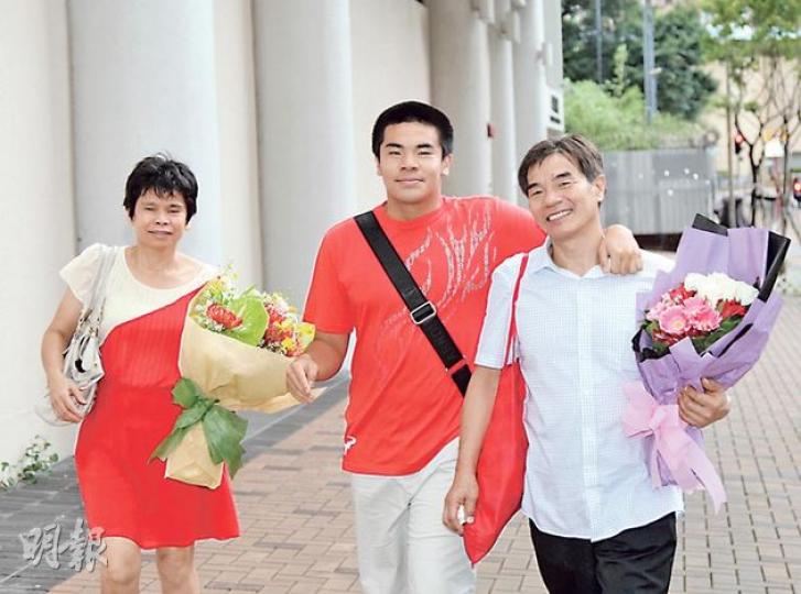 李慶容(右)表示,太太(左)患癌的日子裏,自己壓力很大「吃不下睡不香」,但最辛苦的日子已經捱過,相信堅持就有希望。圖中為兒子。(林俊源攝)陳建源(右)帶兒子(左)四處求醫的努力沒有白費,兒子由完全無法控制身體,到可用右手控制電動輪椅,還可通過輪椅上的特製三角架裝置用相機拍攝。(林俊源攝) 李慶容(右)表示,太太(左)患癌的日子裏,自己壓力很大「吃不下睡不香」,但最辛苦的日子已經捱過,相信堅持就有希望。圖中為兒子。(林俊源攝)陳建源(右)帶兒子(左)四處求醫的努力沒有白費,兒子由完全無法控制身體,到可用右手控制電動輪椅,還可通過輪椅上的特製三角架裝置用相機拍攝。(林俊源攝)