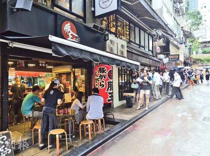 中環豚王總店的職員未有回應案件。該店今年4月因在行人路上經營,被票控違反公眾衛生及市政條例,遭罰款4500元。(鄧宗弘攝) 中環豚王總店的職員未有回應案件。該店今年4月因在行人路上經營,被票控違反公眾衛生及市政條例,遭罰款4500元。(鄧宗弘攝)
