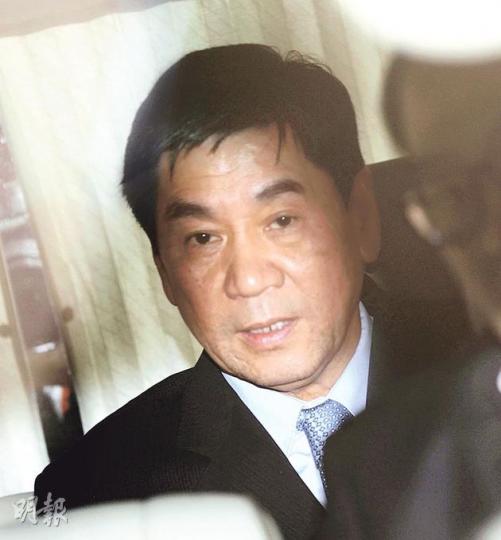 機場保安有限公司行政總裁周富祥前晚被廉署拘捕,扣查約20小時後於昨下午獲釋,離開時一臉憔悴。(葉家豪攝)周富祥乘座駕離開廉署後返回大坑道住所,大批傳媒於其寓所下守候。(葉家豪攝) 機場保安有限公司行政總裁周富祥前晚被廉署拘捕,扣查約20小時後於昨下午獲釋,離開時一臉憔悴。(葉家豪攝)周富祥乘座駕離開廉署後返回大坑道住所,大批傳媒於其寓所下守候。(葉家豪攝)