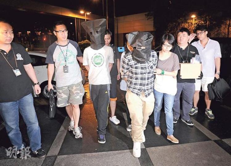 穿上運動服的蘇姓男子(左二),以及身穿恤衫長褲的陳姓女子(左四)涉嫌販毒,昨凌晨同被探員拘捕,黑布蒙頭帶署扣查。(蔡方山攝) 穿上運動服的蘇姓男子(左二),以及身穿恤衫長褲的陳姓女子(左四)涉嫌販毒,昨凌晨同被探員拘捕,黑布蒙頭帶署扣查。(蔡方山攝)