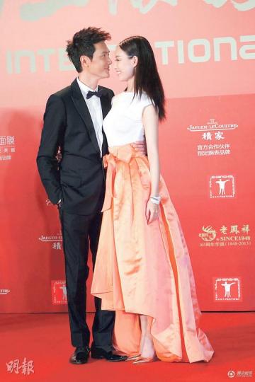 馮紹峰與女友倪妮當眾煙韌曬恩愛。(攝影:娛樂組) 馮紹峰與女友倪妮當眾煙韌曬恩愛。(攝影:娛樂組)