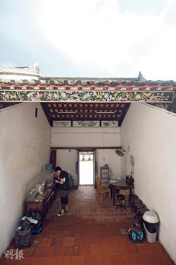 古寺於清朝同治七年(1868年)重建,改為現時的兩進式設計。(黃志東攝)寺內展示當年的文物,這是真正的雞公碗,非現時常見的仿製品。(黃志東攝)長山古寺於1998年成為法定古蹟。(黃志東攝) 古寺於清朝同治七年(1868年)重建,改為現時的兩進式設計。(黃志東攝)寺內展示當年的文物,這是真正的雞公碗,非現時常見的仿製品。(黃志東攝)長山古寺於1998年成為法定古蹟。(黃志東攝)