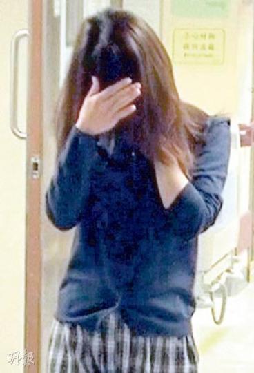 遇劫時走到街上呼喊「有人打劫呀」及被斬傷的女店員,事後送廣華醫院救治,無大礙,昨午已出院。(林智傑攝)油麻地彌敦道577號東方紅遇劫,匪徒搶去共值41萬元的5樽冬蟲夏草,對燕窩等貴價參茸海味均未為所動。(林智傑攝)蒙面賊得手後乘坐客貨車向北駛走,在彌敦道與登打士街交界剷上行人過路線(箭嘴示),掉頭往尖沙嘴方向逃去。事後東方紅(圖左拉閘舖)暫停營業,探員到場調查。(林智傑攝) 遇劫時走到街上呼喊「有人打劫呀」及被斬傷的女店員,事後送廣華醫院救治,無大礙,昨午已出院。(林智傑攝)油麻地彌敦道577號東方紅遇劫,匪徒搶去共值41萬元的5樽冬蟲夏草,對燕窩等貴價參茸海味均未為所動。(林智傑攝)蒙面賊得手後乘坐客貨車向北駛走,在彌敦道與登打士街交界剷上行人過路線(箭嘴示),掉頭往尖沙嘴方向逃去。事後東方紅(圖左拉閘舖)暫停營業,探員到場調查。(林智傑攝)