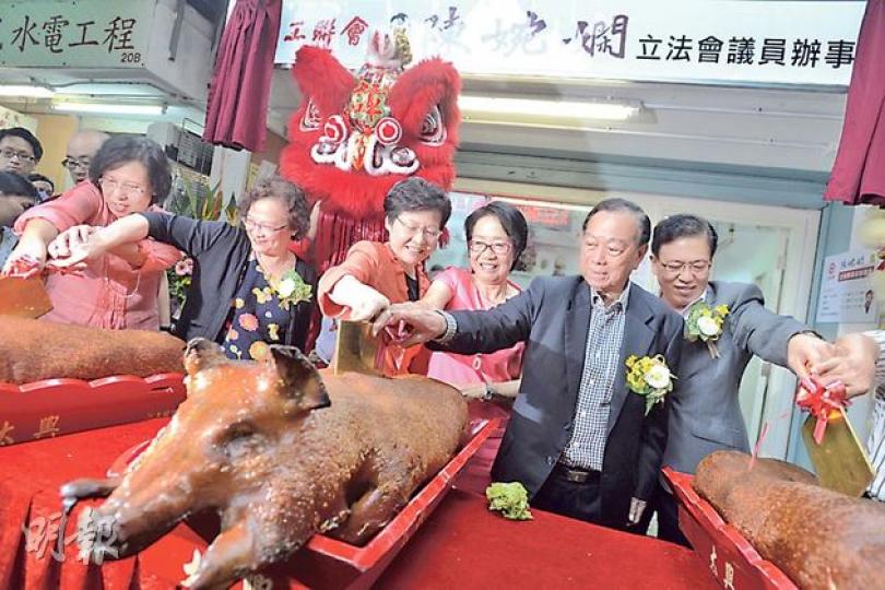 陳婉嫻(右三)喺沙田乙明邨嘅辦事處開幕,政務司長林鄭月娥(右四)同嫻姐都著住鮮色衫主持儀式。右二為鄉議局主席劉皇發,右一為中聯辦新界工作部部長劉林。(余俊亮攝) 陳婉嫻(右三)喺沙田乙明邨嘅辦事處開幕,政務司長林鄭月娥(右四)同嫻姐都著住鮮色衫主持儀式。右二為鄉議局主席劉皇發,右一為中聯辦新界工作部部長劉林。(余俊亮攝)