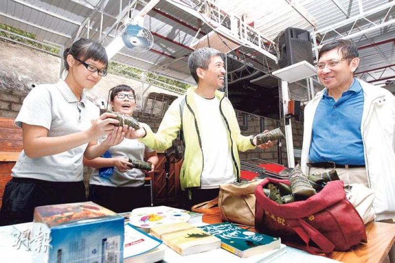 一向愛看書的郭炳聯(右一),與義工上周帶了數十本書送給正生書院的學生,郭的太太亦買了數十隻糉送給學生應節。圖右二為正生校長陳兆焯。(李紹昌攝)黃雨下,郭炳聯(右一)到芝麻灣正生書院探訪學員,儘管身穿雨衣,褲管卻盡濕。(李紹昌攝) 一向愛看書的郭炳聯(右一),與義工上周帶了數十本書送給正生書院的學生,郭的太太亦買了數十隻糉送給學生應節。圖右二為正生校長陳兆焯。(李紹昌攝)黃雨下,郭炳聯(右一)到芝麻灣正生書院探訪學員,儘管身穿雨衣,褲管卻盡濕。(李紹昌攝)