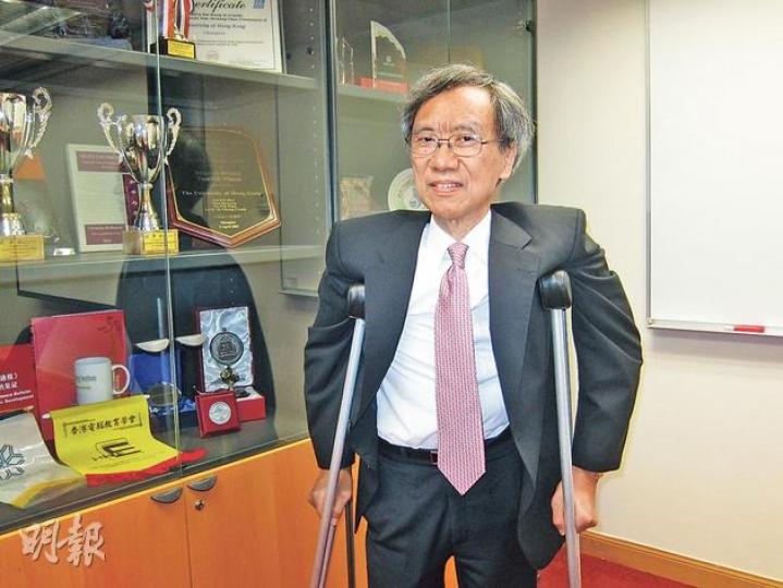 港大計算機科學系教授謝俊謙多年來關注校園傷殘人士權益,只要校方一推新網站,他就會即時試用,測試網站是否「無障礙」、適合視障人士使用,否則就會發信要求修改。(勞雅文攝) 港大計算機科學系教授謝俊謙多年來關注校園傷殘人士權益,只要校方一推新網站,他就會即時試用,測試網站是否「無障礙」、適合視障人士使用,否則就會發信要求修改。(勞雅文攝)