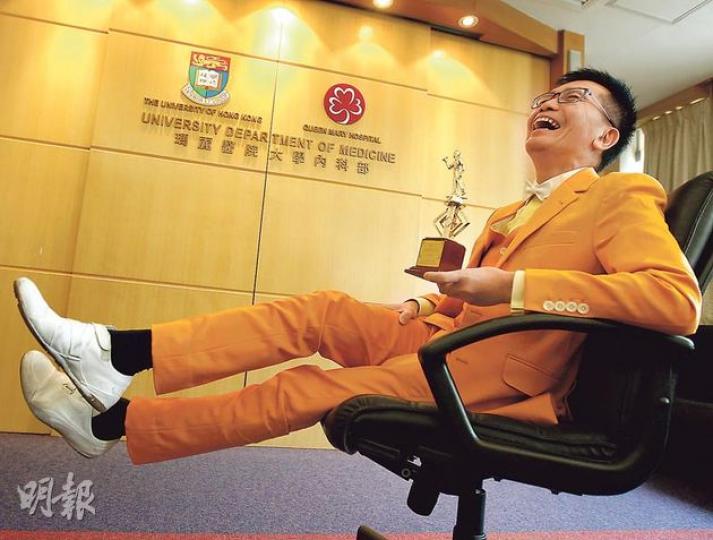 向來講究打扮的黎青龍,訪問當日一身鮮橙色西裝,內襯淡黃色配橙色不規則條紋恤衫,領前掛上白瓷煲呔,手持一個金色獎座「星味」十足。他說,手上獎座是前晚的謝師宴,學生頒贈他的「最佳衣著男士」。他自言為人風趣,但對學生同時是一名嚴師,希望教他們將來做個好醫生。(李紹昌攝) 向來講究打扮的黎青龍,訪問當日一身鮮橙色西裝,內襯淡黃色配橙色不規則條紋恤衫,領前掛上白瓷煲呔,手持一個金色獎座「星味」十足。他說,手上獎座是前晚的謝師宴,學生頒贈他的「最佳衣著男士」。他自言為人風趣,但對學生同時是一名嚴師,希望教他們將來做個好醫生。(李紹昌攝)