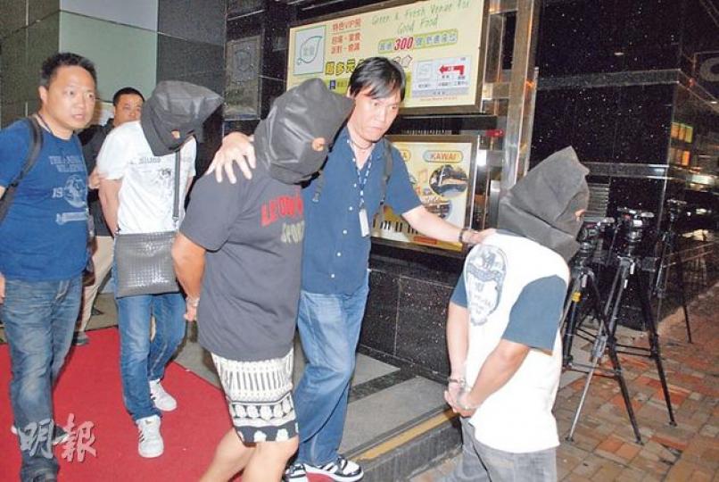 警方搗破跨境外圍賭博集團,探員在集團位於觀塘的控制中心拘捕6男1女,並檢獲多台電腦。(伍浦鋒攝) 警方搗破跨境外圍賭博集團,探員在集團位於觀塘的控制中心拘捕6男1女,並檢獲多台電腦。(伍浦鋒攝)