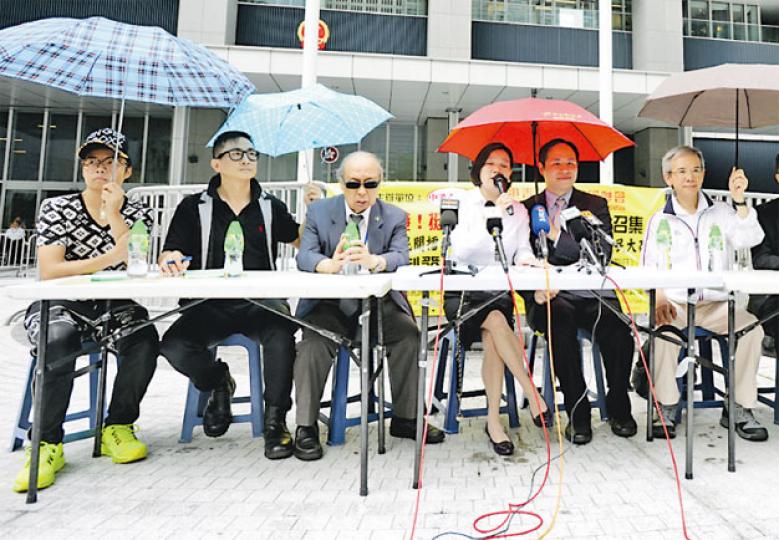 愛中港青年文化社團聯會昨於政總東翼外舉行公開論壇,惟其間多次因大雨暫停,眾嘉賓均舉傘擋雨。圖左起為曾參加無綫《殘酷一叮》的吳啟龍、特約演員李健、港大歷史系前系主任呂元聰、梁美芬、楊君豪及林煥光。(盧翊銘攝)中大女工同心合作社阿開表示,當日以勞力養起兩名子女,今日則希望透過公民抗命,為兩名孫兒爭民主。(林凱旻攝) 愛中港青年文化社團聯會昨於政總東翼外舉行公開論壇,惟其間多次因大雨暫停,眾嘉賓均舉傘擋雨。圖左起為曾參加無綫《殘酷一叮》的吳啟龍、特約演員李健、港大歷史系前系主任呂元聰、梁美芬、楊君豪及林煥光。(盧翊銘攝)中大女工同心合作社阿開表示,當日以勞力養起兩名子女,今日則希望透過公民抗命,為兩名孫兒爭民主。(林凱旻攝)