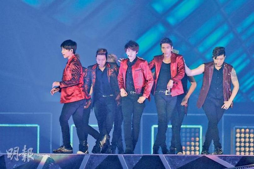 Super Junior昨晚展開第二場演出,他們對前一晚觀眾大力踏地的做法表示很驚訝,覺得很震撼,昨晚更學觀眾大力踩地板。之後始源與銀赫大玩水槍,後者衣衫盡濕,再次脫去上衣。(攝影:鍾偉茵、高玉燕)銀赫展示健碩身形。(攝影:鍾偉茵、高玉燕)Henry以《龍珠》造型現身,其他成員就扮《復仇者聯盟》的角色。(攝影:鍾偉茵、高玉燕)晟敏和始源反串扮女人,誰比較似呢?(攝影:鍾偉茵、高玉燕)(攝影:鍾偉茵、高玉燕)(左起)強仁、始源、厲旭及晟敏反串扮女子組合sistar,各有「美態」。(攝影:鍾偉茵、高 Super Junior昨晚展開第二場演出,他們對前一晚觀眾大力踏地的做法表示很驚訝,覺得很震撼,昨晚更學觀眾大力踩地板。之後始源與銀赫大玩水槍,後者衣衫盡濕,再次脫去上衣。(攝影:鍾偉茵、高玉燕)銀赫展示健碩身形。(攝影:鍾偉茵、高玉燕)Henry以《龍珠》造型現身,其他成員就扮《復仇者聯盟》的角色。(攝影:鍾偉茵、高玉燕)晟敏和始源反串扮女人,誰比較似呢?(攝影:鍾偉茵、高玉燕)(攝影:鍾偉茵、高玉燕)(左起)強仁、始源、厲旭及晟敏反串扮女子組合sistar,各有「美態」。(攝影:鍾偉茵、高
