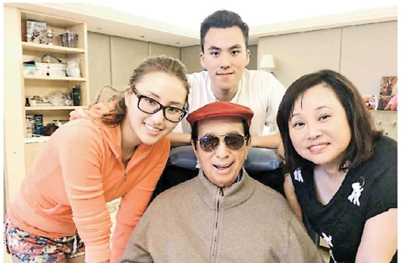 三太陳婉珍跟長女何超雲及兒子何猷啟與賭王慶祝父親節。(微博圖片)賭王與兒子猷啟齊齊戴上黑超,兩父子同樣型仔,打成平手。(微博圖片)身在英國當實習工作的超蓮,狂呻非常掛念家人。(微博圖片) 三太陳婉珍跟長女何超雲及兒子何猷啟與賭王慶祝父親節。(微博圖片)賭王與兒子猷啟齊齊戴上黑超,兩父子同樣型仔,打成平手。(微博圖片)身在英國當實習工作的超蓮,狂呻非常掛念家人。(微博圖片)