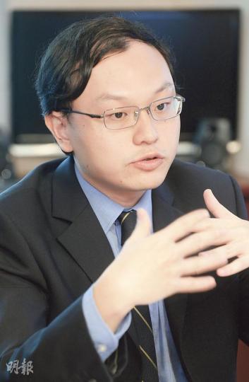霸菱中國精選基金首席基金經理方偉昌則表示,短線投資A股應奉行「買股不買市」的策略,原因是新政府還在整理組織架構。(余俊亮攝) 霸菱中國精選基金首席基金經理方偉昌則表示,短線投資A股應奉行「買股不買市」的策略,原因是新政府還在整理組織架構。(余俊亮攝)