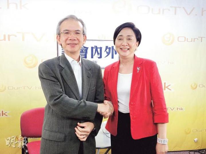 行政會議召集人林煥光(左)昨接受民主黨主席劉慧卿(右)訪問,建議普選立法會時應取消功能組別。雖然作為行會召集人,但林稱與其他非官守成員也是平起平坐。(何曉勤攝) 行政會議召集人林煥光(左)昨接受民主黨主席劉慧卿(右)訪問,建議普選立法會時應取消功能組別。雖然作為行會召集人,但林稱與其他非官守成員也是平起平坐。(何曉勤攝)