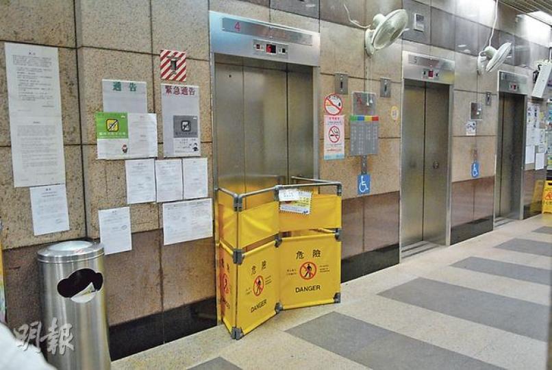 富昌邨富韻樓出事的電梯昨日仍停用,並擺放警示牌,禁止居民使用。(伍浦鋒攝) 富昌邨富韻樓出事的電梯昨日仍停用,並擺放警示牌,禁止居民使用。(伍浦鋒攝)
