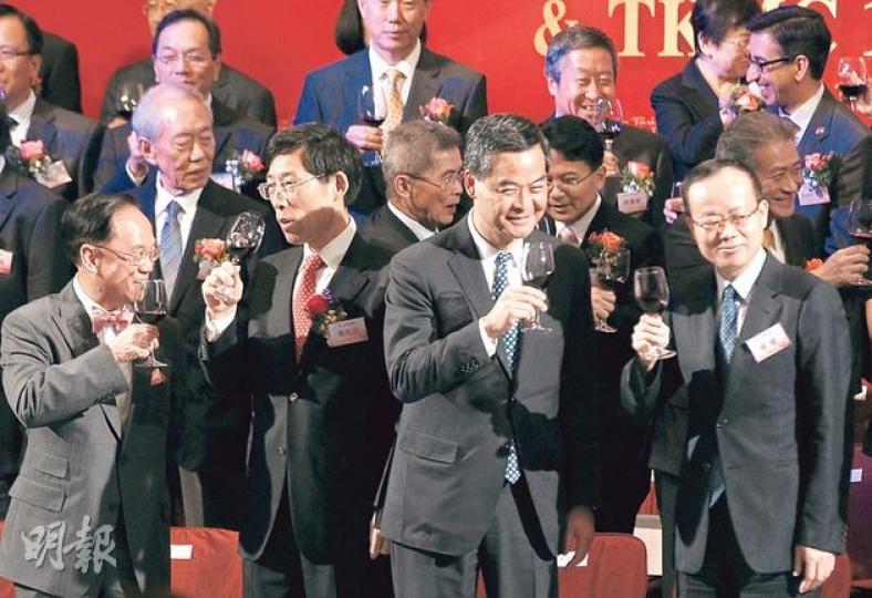 《大公報》噚日舉行創刊111周年暨「大公之友」10周年慶典,中聯辦副主任楊健(前排右起)、 特首梁振英、大公報社長姜在忠、前特首曾蔭權一齊上台祝酒。曾蔭權喺台上望住梁振英,後來梁振英亦上前同佢飲杯。(李澤彤攝) 《大公報》噚日舉行創刊111周年暨「大公之友」10周年慶典,中聯辦副主任楊健(前排右起)、 特首梁振英、大公報社長姜在忠、前特首曾蔭權一齊上台祝酒。曾蔭權喺台上望住梁振英,後來梁振英亦上前同佢飲杯。(李澤彤攝)
