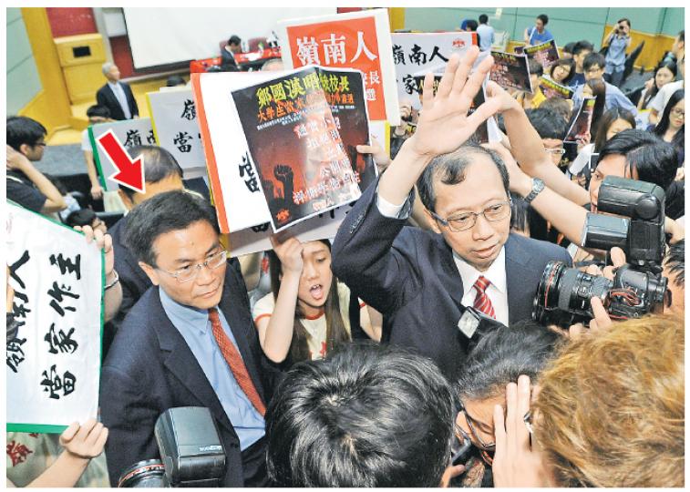 嶺大校董會宣布委任新任校長鄭國漢(箭嘴示),引起學生不滿,高舉反對標語及高呼口號,要求即時對話並阻止他離開會場。現任校長陳玉樹(舉手者)全程無主動開腔,接受記者查詢時表示現階段不會評論,稍後將與鄭國漢溝通。(尹錦恩攝)嶺大昨在校長諮詢會後,正式宣布委任鄭國漢(圖)為新任校長。學生在記者會場地,在講台席掛上「哀我嶺南」橫額,鄭國漢進場上台接受記者提問,重申上任後會加強與學生溝通。(尹錦恩攝) 嶺大校董會宣布委任新任校長鄭國漢(箭嘴示),引起學生不滿,高舉反對標語及高呼口號,要求即時對話並阻止他離開會場。現任校長陳玉樹(舉手者)全程無主動開腔,接受記者查詢時表示現階段不會評論,稍後將與鄭國漢溝通。(尹錦恩攝)嶺大昨在校長諮詢會後,正式宣布委任鄭國漢(圖)為新任校長。學生在記者會場地,在講台席掛上「哀我嶺南」橫額,鄭國漢進場上台接受記者提問,重申上任後會加強與學生溝通。(尹錦恩攝)