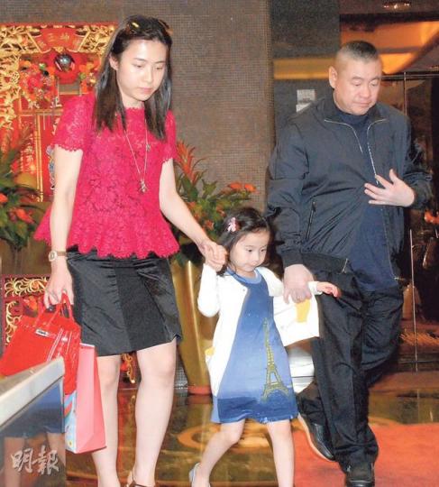 當澳門法院昨就劉鑾雄涉行賄案舉行聆訊,「因病缺席」的劉鑾雄(右)與女友甘比(左)及女兒秀樺(中)到灣仔福臨門午膳,離開時沒有回答記者提問。(雲錦鋒攝)劉鑾雄不到澳門出席聆訊,其女友兼華置執董呂麗君(中)則在多名保鑣嚴密保護下到法庭旁聽。(盧翊銘攝) 當澳門法院昨就劉鑾雄涉行賄案舉行聆訊,「因病缺席」的劉鑾雄(右)與女友甘比(左)及女兒秀樺(中)到灣仔福臨門午膳,離開時沒有回答記者提問。(雲錦鋒攝)劉鑾雄不到澳門出席聆訊,其女友兼華置執董呂麗君(中)則在多名保鑣嚴密保護下到法庭旁聽。(盧翊銘攝)