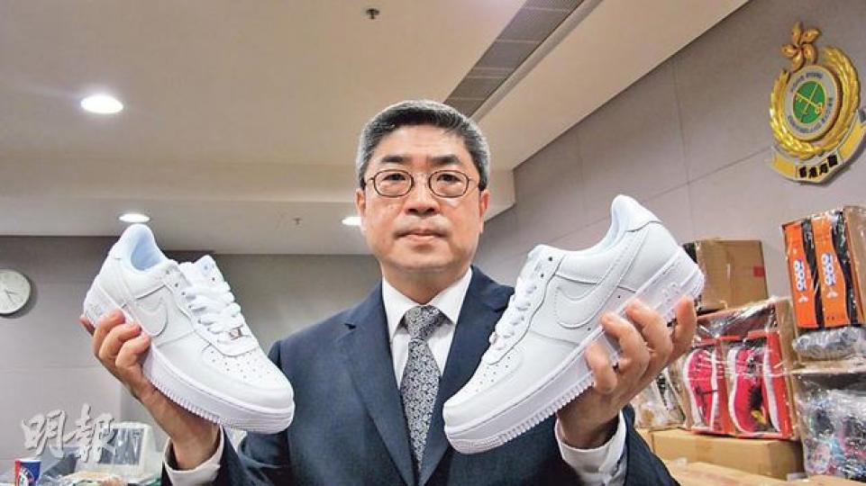 海關版權及商標調查(行動)課監督關煜群展示檢獲的冒牌波鞋,表示在網上賣冒牌貨的被捕大專生近日急增。(周翠怡攝) 海關版權及商標調查(行動)課監督關煜群展示檢獲的冒牌波鞋,表示在網上賣冒牌貨的被捕大專生近日急增。(周翠怡攝)