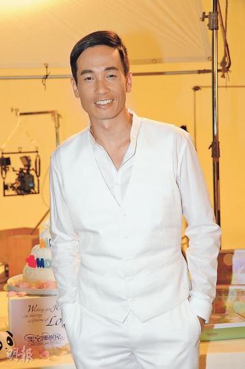 事業與家庭兩得意,難怪陳豪笑到四萬咁口。(攝影:鍾偉茵)陳豪獲品牌送贈結婚蛋糕,祝賀新婚之喜。(攝影:鍾偉茵) 事業與家庭兩得意,難怪陳豪笑到四萬咁口。(攝影:鍾偉茵)陳豪獲品牌送贈結婚蛋糕,祝賀新婚之喜。(攝影:鍾偉茵)