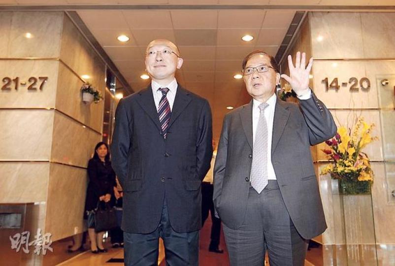 銷監局昨午與地建會會面,雙方共派出約30名代表出席,並達成3項共識,銷監局專員馮建業(左)表示,日後將與地建會定期開會,以檢討新例實施情况。圖右為地建會執委會主席梁志堅。(李澤彤攝) 銷監局昨午與地建會會面,雙方共派出約30名代表出席,並達成3項共識,銷監局專員馮建業(左)表示,日後將與地建會定期開會,以檢討新例實施情况。圖右為地建會執委會主席梁志堅。(李澤彤攝)