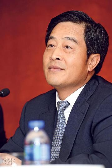 招商局國際李建紅稱,受碼頭工潮影響,今年首5個月香港港口貨櫃吞吐量僅升0.2%,但有信心下半年增長會改善。(黃志東攝) 招商局國際李建紅稱,受碼頭工潮影響,今年首5個月香港港口貨櫃吞吐量僅升0.2%,但有信心下半年增長會改善。(黃志東攝)