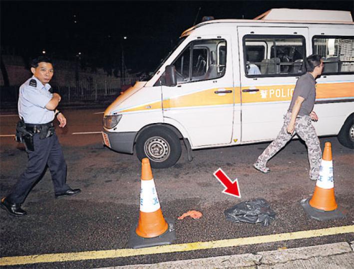 遇劫女事主在路邊扯下蒙頭黑膠袋(箭嘴示),狂奔逾百米到寓所大廈通知保安員報警。(蔡方山攝)多名重案組探員到女事主居住的大廈(圖)調查,並到附近學校查看閉路電視片段。(雲錦鋒攝)有住附近的女獸醫對事件感震驚,表示夜歸時會把的士司機資料以手機信息傳給家人,確保自身安全。(雲錦鋒攝)(明報製圖) 遇劫女事主在路邊扯下蒙頭黑膠袋(箭嘴示),狂奔逾百米到寓所大廈通知保安員報警。(蔡方山攝)多名重案組探員到女事主居住的大廈(圖)調查,並到附近學校查看閉路電視片段。(雲錦鋒攝)有住附近的女獸醫對事件感震驚,表示夜歸時會把的士司機資料以手機信息傳給家人,確保自身安全。(雲錦鋒攝)(明報製圖)