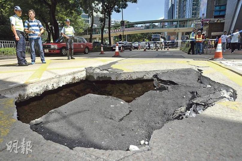 事發前12小時才新鋪的瀝青路面整幅下陷,發現地基沙泥幾乎完全因爆水管而被水流冲走。(余俊亮攝) 事發前12小時才新鋪的瀝青路面整幅下陷,發現地基沙泥幾乎完全因爆水管而被水流冲走。(余俊亮攝)