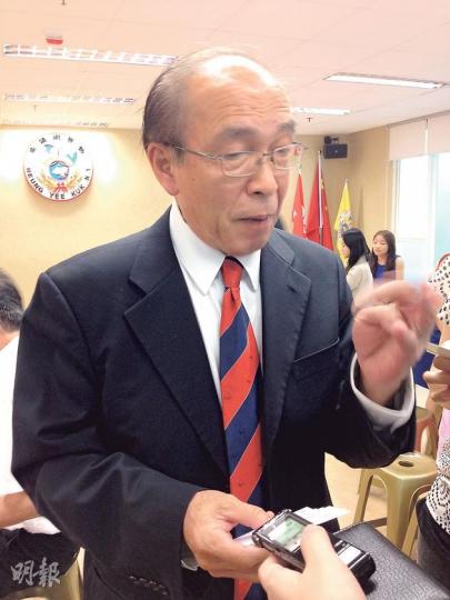 前立法局主席黃宏發昨日在鄉議局會議後,被問及對佔領中環看法,他說可能會參與佔領中環行動。他又說普選「遲到好過無到」。(陳洛明攝) 前立法局主席黃宏發昨日在鄉議局會議後,被問及對佔領中環看法,他說可能會參與佔領中環行動。他又說普選「遲到好過無到」。(陳洛明攝)