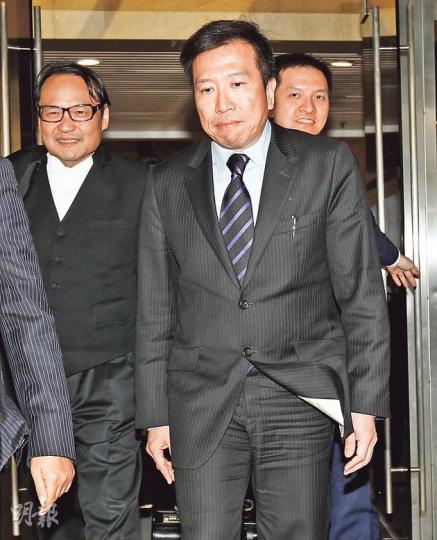 陳振聰(前)手持聲稱2006年遺囑與華懋基金爭產,但警方化驗結果顯示遺囑等文件有不少指紋痕迹,無一跟他的指紋脗合。(李紹昌攝) 陳振聰(前)手持聲稱2006年遺囑與華懋基金爭產,但警方化驗結果顯示遺囑等文件有不少指紋痕迹,無一跟他的指紋脗合。(李紹昌攝)