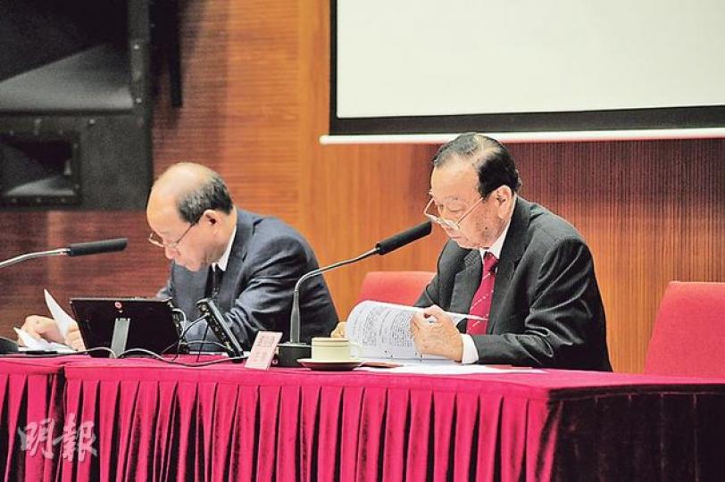 鄉議局噚日討論出售舊九龍塘會址,有委員質疑點解份文件寫得唔夠清晰,連主席劉皇發(右)都隨即要揭開份文件睇睇。(陳洛明攝) 鄉議局噚日討論出售舊九龍塘會址,有委員質疑點解份文件寫得唔夠清晰,連主席劉皇發(右)都隨即要揭開份文件睇睇。(陳洛明攝)