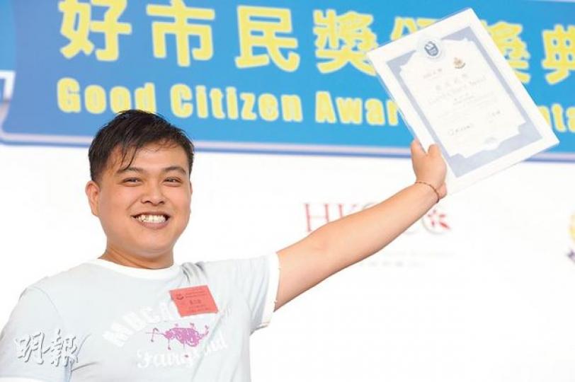 去年9月天水圍發生傷人案,現場有20名目擊者,僅得兩人願留下作供,協助警方破案。兩人昨日同得到嘉許,獲頒好市民獎。得獎者之一黃志雄(圖)相信,「若港人個個願作供,很多人都能獲獎」。(尹錦恩攝)今年1月屯門一名精神病人持刀斬傷保安員,當日制服該精神病人的市民李凌峰,昨日獲頒好市民獎。(尹錦恩攝) 去年9月天水圍發生傷人案,現場有20名目擊者,僅得兩人願留下作供,協助警方破案。兩人昨日同得到嘉許,獲頒好市民獎。得獎者之一黃志雄(圖)相信,「若港人個個願作供,很多人都能獲獎」。(尹錦恩攝)今年1月屯門一名精神病人持刀斬傷保安員,當日制服該精神病人的市民李凌峰,昨日獲頒好市民獎。(尹錦恩攝)