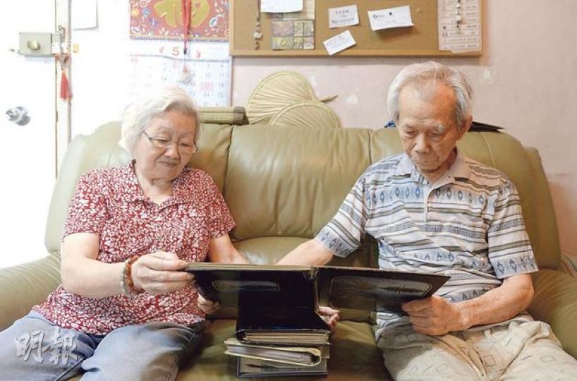 體弱多病的八旬翁楊一鳴(右)和老妻陳靜儀(左),與三子阿B失散50年,兩人如今只有一個共同願望:「有生之年,希望找到阿B,同6個子女同枱吃一頓飯。」(余俊亮攝) 體弱多病的八旬翁楊一鳴(右)和老妻陳靜儀(左),與三子阿B失散50年,兩人如今只有一個共同願望:「有生之年,希望找到阿B,同6個子女同枱吃一頓飯。」(余俊亮攝)
