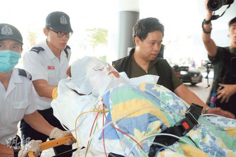 元朗西邊圍家暴案中,婦人(中)被丈夫淋腐液,面部及身體灼傷送院救治。(衛永康攝)涉用刀及通渠水襲擊妻兒後逃走的老翁(前),案發後4小時被警員在元朗一遊樂場發現拘捕送院。(衛永康攝) 元朗西邊圍家暴案中,婦人(中)被丈夫淋腐液,面部及身體灼傷送院救治。(衛永康攝)涉用刀及通渠水襲擊妻兒後逃走的老翁(前),案發後4小時被警員在元朗一遊樂場發現拘捕送院。(衛永康攝)
