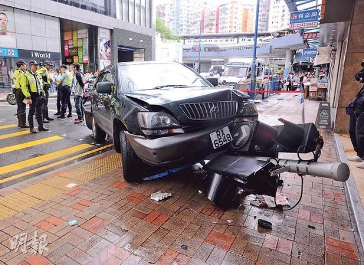 觀塘開源道車禍中,涉案四驅車失控剷上行人路撞毁交通燈柱,77歲男途人疑遭燈柱砸中命危。(蔡方山攝) 觀塘開源道車禍中,涉案四驅車失控剷上行人路撞毁交通燈柱,77歲男途人疑遭燈柱砸中命危。(蔡方山攝)
