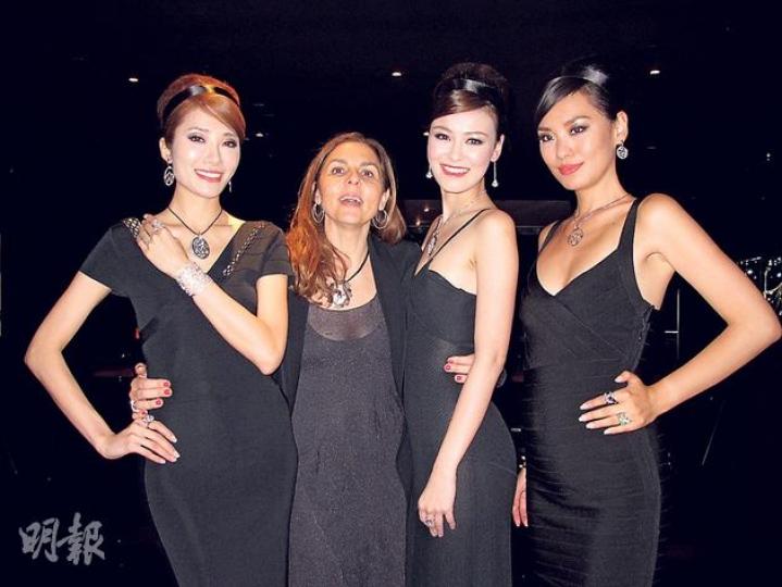 珠寶界皇后Licia(左二)帶領「翻版Janice Man」嘉芙蓮(左三)等一眾女模示範珠寶系列。(攝影/記者:李潔盈) 珠寶界皇后Licia(左二)帶領「翻版Janice Man」嘉芙蓮(左三)等一眾女模示範珠寶系列。(攝影/記者:李潔盈)