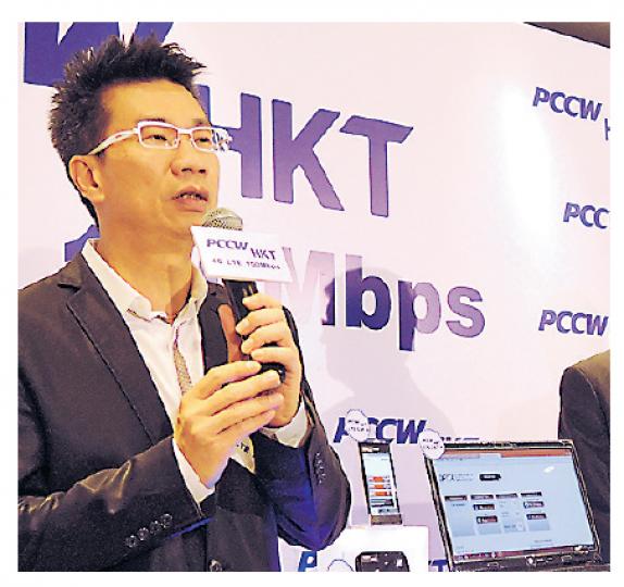 香港電訊無線業務市場營銷總裁林國誠指出,由於手機的屏幕愈來愈大,用戶看影片比以前更講求高清,故集團亦順應市場趨勢。(岑梽豪攝) 香港電訊無線業務市場營銷總裁林國誠指出,由於手機的屏幕愈來愈大,用戶看影片比以前更講求高清,故集團亦順應市場趨勢。(岑梽豪攝)