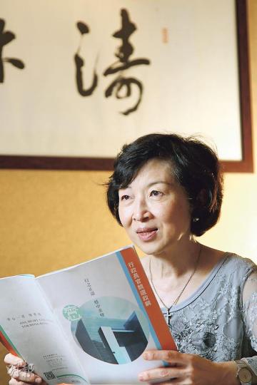 政府被指不知民意,曾擔任梁振英競選辦主任的行政會議成員羅范椒芬(圖)認為,政府其實對民意特別是反對聲音瞭如指掌,只是民意飄忽,一旦民意轉變,政府工作便前功盡廢,如新界東北發展過去一直順利,現時卻受批評。圖為她手持梁的競選政綱。(林俊源攝) 政府被指不知民意,曾擔任梁振英競選辦主任的行政會議成員羅范椒芬(圖)認為,政府其實對民意特別是反對聲音瞭如指掌,只是民意飄忽,一旦民意轉變,政府工作便前功盡廢,如新界東北發展過去一直順利,現時卻受批評。圖為她手持梁的競選政綱。(林俊源攝)