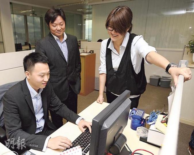 為中小企提供黑客服務檢測資訊保安的永盛科訊,其董事總經理劉凱傑(中)表示,其實智能電話與雲端很容易被人入侵盜取資料。右為項目經理陳康妮,左為技術工程師施純鑫。(葉家豪攝) 為中小企提供黑客服務檢測資訊保安的永盛科訊,其董事總經理劉凱傑(中)表示,其實智能電話與雲端很容易被人入侵盜取資料。右為項目經理陳康妮,左為技術工程師施純鑫。(葉家豪攝)
