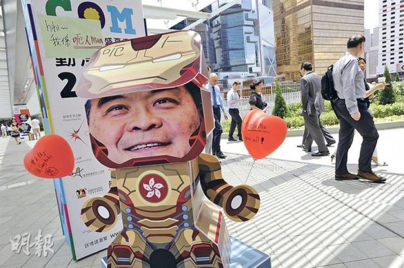 民主黨噚日午飯時間帶「呃人Man」去政府總部對開天橋同港鐵內,唔少公務員都用手機拍低佢哋嘅波士。(葉家豪攝) 民主黨噚日午飯時間帶「呃人Man」去政府總部對開天橋同港鐵內,唔少公務員都用手機拍低佢哋嘅波士。(葉家豪攝)
