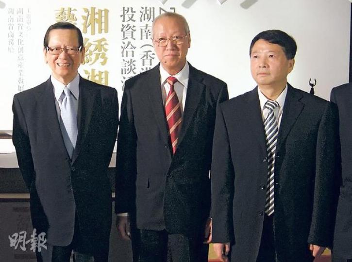 中聯辦宣傳文體部長郝鐵川(右一)昨日出席活動,叫Emily問番外交部駐港特派員公署有關斯諾登嘅事。(林景輝攝) 中聯辦宣傳文體部長郝鐵川(右一)昨日出席活動,叫Emily問番外交部駐港特派員公署有關斯諾登嘅事。(林景輝攝)