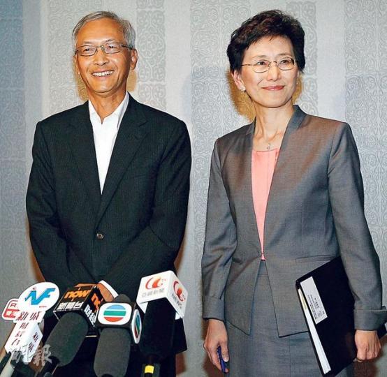市建局新任主席蘇慶和(左)履新後昨首度會見傳媒,提出期望未來的市區重建項目可以「做快啲、做多啲及做好啲」,未來5年會投放260億元作市區重建,是歷年新高。右為市建局行政總監譚小瑩。(李紹昌攝) 市建局新任主席蘇慶和(左)履新後昨首度會見傳媒,提出期望未來的市區重建項目可以「做快啲、做多啲及做好啲」,未來5年會投放260億元作市區重建,是歷年新高。右為市建局行政總監譚小瑩。(李紹昌攝)