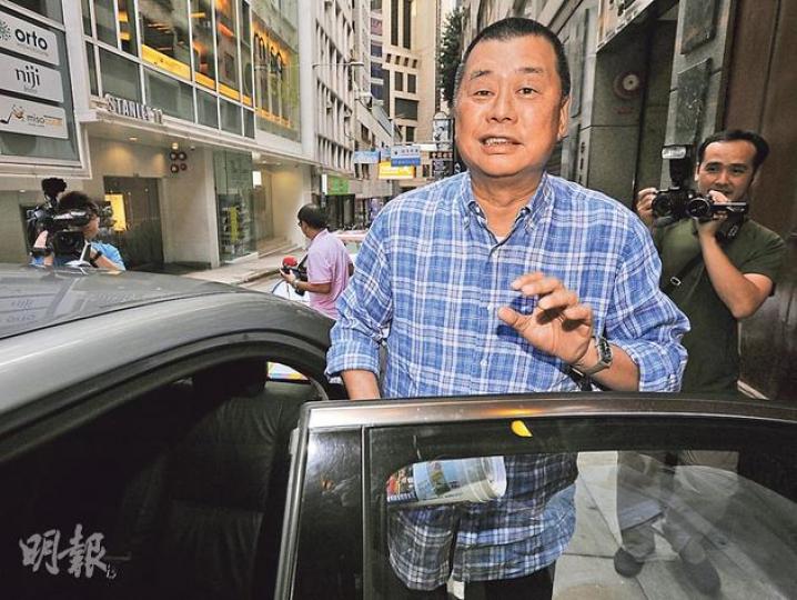 壹傳媒集團主席黎智英昨晨在中環茗茶後,被問及會否知悉襲擊寓所的匪徒身分,黎只回應一句「我又唔係神探」。(蔡方山攝)黎智英的寓所大閘被私家車撞擊,探員於現場檢視被撞飛跌入大宅範圍內的閘門。(蔡方山攝)案發後於警方在葵涌發現一部閒置私家車,車尾刮痕與黎宅鋼閘外形脗合,推測是犯案車輛。(蔡方山攝) 壹傳媒集團主席黎智英昨晨在中環茗茶後,被問及會否知悉襲擊寓所的匪徒身分,黎只回應一句「我又唔係神探」。(蔡方山攝)黎智英的寓所大閘被私家車撞擊,探員於現場檢視被撞飛跌入大宅範圍內的閘門。(蔡方山攝)案發後於警方在葵涌發現一部閒置私家車,車尾刮痕與黎宅鋼閘外形脗合,推測是犯案車輛。(蔡方山攝)