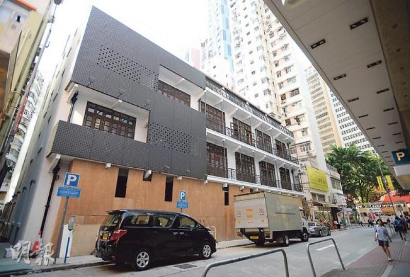 7月中開幕的「動漫基地」位於灣仔茂蘿街,前身是有近百年歷史、評為二級歷史建築的「綠屋」。昨日現場所見,昔日外牆的招牌綠色已不復再,變成黑、白、啡。(盧翊銘攝)(明報製圖) 7月中開幕的「動漫基地」位於灣仔茂蘿街,前身是有近百年歷史、評為二級歷史建築的「綠屋」。昨日現場所見,昔日外牆的招牌綠色已不復再,變成黑、白、啡。(盧翊銘攝)(明報製圖)