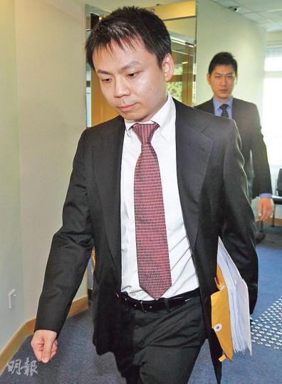 被控使用未經註冊的專科名銜的兩名養和醫生趙志輝(前)及李俊傑(後),昨在醫務聆訊中被裁定專業失德,罰停牌但緩刑。(李紹昌攝) 被控使用未經註冊的專科名銜的兩名養和醫生趙志輝(前)及李俊傑(後),昨在醫務聆訊中被裁定專業失德,罰停牌但緩刑。(李紹昌攝)
