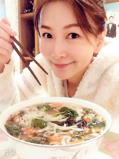 午夜都吃如此大碗麵,果然一人吃兩人分量。(微博圖片)諸葛紫岐6月初上載在北京的照片,隱約見她肚凸凸有孕味。(微博圖片)諸葛紫岐昨日在微博暗示造人成功,粉絲即送上祝福。(微博圖片) 午夜都吃如此大碗麵,果然一人吃兩人分量。(微博圖片)諸葛紫岐6月初上載在北京的照片,隱約見她肚凸凸有孕味。(微博圖片)諸葛紫岐昨日在微博暗示造人成功,粉絲即送上祝福。(微博圖片)